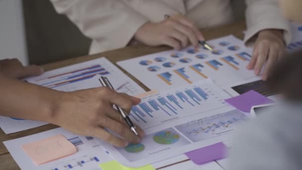 Empresário Trabalho Equipe Brainstorming Pessoas Que Analisam Falam Plano Estratégico — Vídeo de Stock
