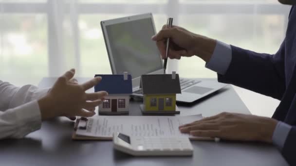 Real Estate Agent Explains Model Housing Project Explain Detail Client — Video Stock