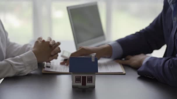 Real Estate Agent Explains Model Housing Project Explain Detail Client — Vídeo de stock