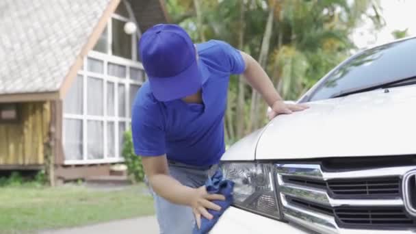 Jonge Aziatische Mannelijke Personeel Schoonmaken Van Auto Buiten Het Pand — Stockvideo