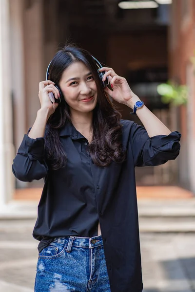 Beautiful Asian Woman Wearing Headphones Black Shirt Standing Front Office — Photo