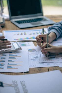 İş ekibi portresi, toplantının en iyi performansını analiz eder. Yeni başlangıç projeleri üzerinde çalışan profesyonel yatırımcılar. para yöneticisi dijital tablet Bilgisayarlar, dizüstü bilgisayarlar, hesap makineleri, akıllı telefonlar.