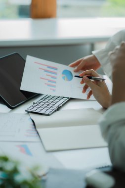 İş ekibi portresi, toplantının en iyi performansını analiz eder. Yeni başlangıç projeleri üzerinde çalışan profesyonel yatırımcılar. para yöneticisi dijital tablet Bilgisayarlar, dizüstü bilgisayarlar, hesap makineleri, akıllı telefonlar.
