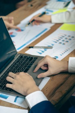 İş ekibi portresi, toplantının en iyi performansını analiz eder. Yeni başlangıç projeleri üzerinde çalışan profesyonel yatırımcılar. para yöneticisi dijital tablet Bilgisayarlar, dizüstü bilgisayarlar, hesap makineleri, akıllı telefonlar.