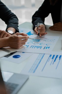 İş ekibi portresi, toplantının en iyi performansını analiz eder. Yeni başlangıç projeleri üzerinde çalışan profesyonel yatırımcılar. para yöneticisi dijital tablet Bilgisayarlar, dizüstü bilgisayarlar, hesap makineleri, akıllı telefonlar.