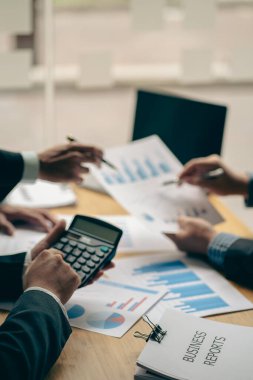 İş ekibi portresi, toplantının en iyi performansını analiz eder. Yeni başlangıç projeleri üzerinde çalışan profesyonel yatırımcılar. para yöneticisi dijital tablet Bilgisayarlar, dizüstü bilgisayarlar, hesap makineleri, akıllı telefonlar.