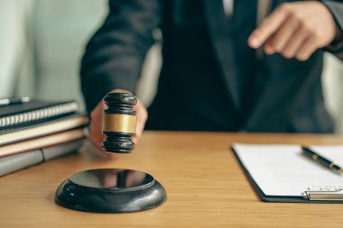 Avukat için avukatlık yapan bir avukat. Elinde çekiçle..