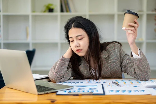 Sleepy Asian Businesswoman Yawning Work Afternoon Being Tired Fed Working — 스톡 사진