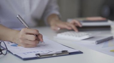 Finansal verileri gösteren, müşterilerin mali yatırımlarını analiz eden ve bütçelerini planlayan bir iş kadını. Muhasebe veya Bankacılık Konseptleri