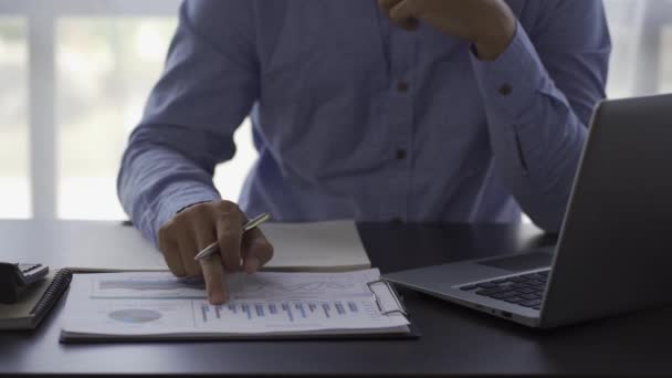 Business Man Looking Financial Chart Notebook Cheerful Man Analyzingwork Office — Vídeos de Stock