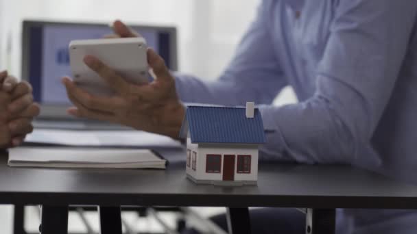 Immobilienmakler Stellen Kaufverträge Vor Und Berechnen Zinssätze Für Kunden Immobilienkonzepte — Stockvideo