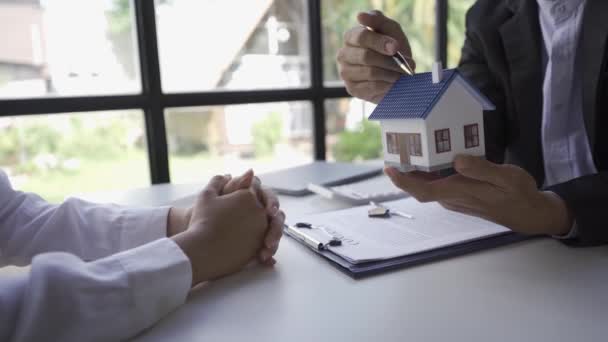 Home Sales Agents Introduce Buying Contracts Calculate Interest Rates Clients — Vídeo de stock