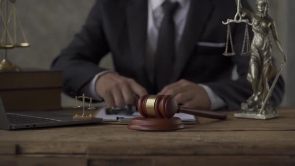 Ügyvéd Elolvassa Szerződési Feltételeket Jogi Megállapodás Hammer Ügyészség Aláírása Ott — Stock videók