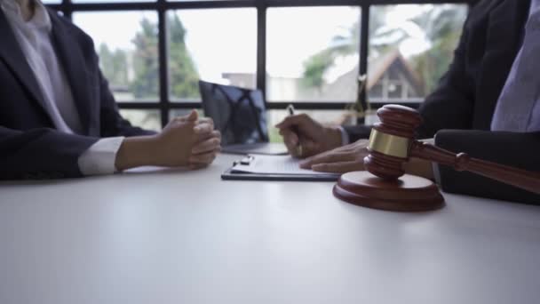 Kancelář Prokurátora Kladiva Vepředu Vedle Právníka Který Bojí Poskytovat Právní — Stock video