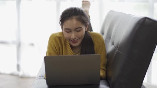 Beautiful Asian Woman Relaxing Sofa Working Laptop Home Video — Vídeo de Stock