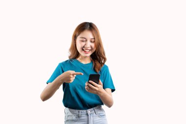 Beyaz arka planda cep telefonu tutan ve el kol hareketi yapan sevimli Asyalı kadın..