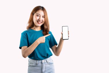 Beyaz arka planda cep telefonu tutan ve el kol hareketi yapan sevimli Asyalı kadın..