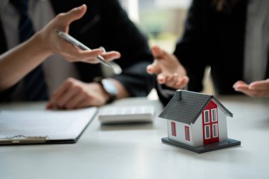 Satış temsilcisi bir ev ya da daire satın almak için bir ev satın alma sözleşmesi sunar. Ya da kredilerden, faiz oranlarından, sigortalardan, gayrimenkul kavramlarından bahsedebiliriz..
