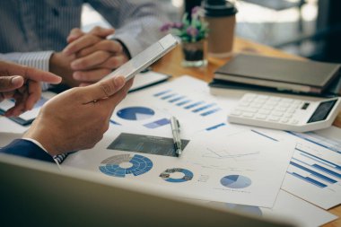 Çeşitli uluslararası yönetici ortaklardan oluşan bir grup yönetim kurulunda raporları tartışıyor. Ekip bir proje üzerinde görüşüyor, bir iş stratejisi geliştiriyor, analiz ediyor, hesaplıyor, ofiste dizüstü bilgisayarla dokümanları çiziyor..