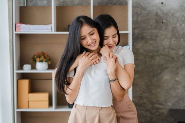 Lezbiyen çift kavramı. Güzel Asyalı lezbiyen çift, gülümseyen yüzlü, LGBT seks konsepti ve birlikte mutlu bir yaşam tarzı olan bir odada..