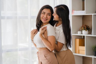 Lezbiyen çift kavramı. Güzel Asyalı lezbiyen çift, gülümseyen yüzlü, LGBT seks konsepti ve birlikte mutlu bir yaşam tarzı olan bir odada..