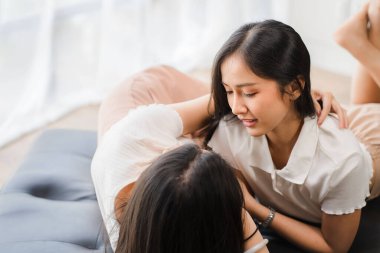 Lezbiyen çift kavramı. Güzel Asyalı lezbiyen çift, gülümseyen yüzlü, LGBT seks konsepti ve birlikte mutlu bir yaşam tarzı olan bir odada..