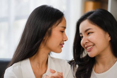Lezbiyen çift kavramı. Güzel Asyalı lezbiyen çift, gülümseyen yüzlü, LGBT seks konsepti ve birlikte mutlu bir yaşam tarzı olan bir odada..