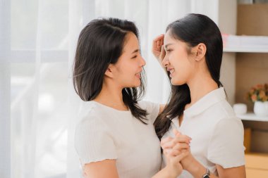 Lezbiyen çift kavramı. Güzel Asyalı lezbiyen çift, gülümseyen yüzlü, LGBT seks konsepti ve birlikte mutlu bir yaşam tarzı olan bir odada..