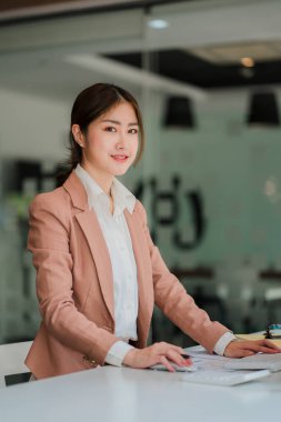 Cihaz grafiksel sunumuyla ilgili proje istatistikleri üzerinde çalışan Asyalı iş kadını ve mali verileri analiz eden bir girişimcinin muhasebeci bilgisayarı. Pazar dikey resminde değişiklikleri göster