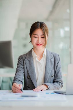 Cihaz grafiksel sunumuyla ilgili proje istatistikleri üzerinde çalışan Asyalı iş kadını ve mali verileri analiz eden bir girişimcinin muhasebeci bilgisayarı. Pazar dikey resminde değişiklikleri göster