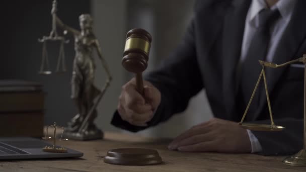 Hammer Prosecutor Office Located Front Scale Statue Sits Next Lawyer — Video