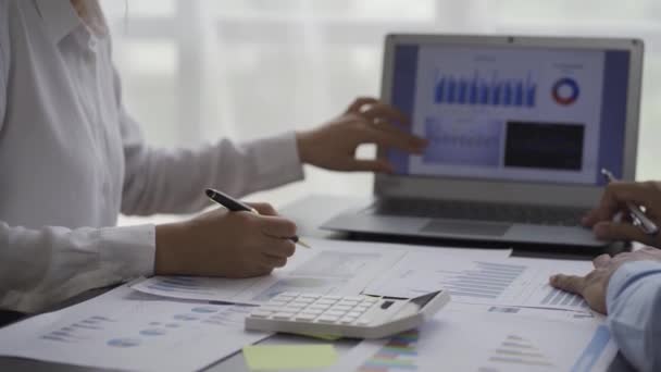 Business Team Statistical Analysis Business Data Meeting Graph Laptop Analyzes — Vídeo de Stock