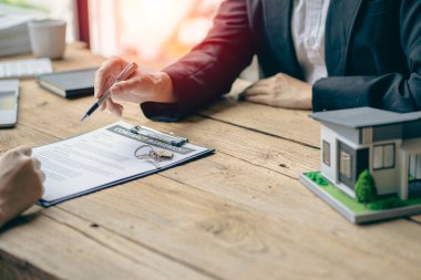 Real estate agents advise clients to enter into contracts to purchase houses and land after the contract is approved. Offer a mortgage loan with home insurance ideas.