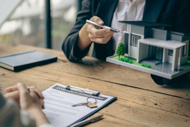 Real estate agents advise clients to enter into contracts to purchase houses and land after the contract is approved. Offer a mortgage loan with home insurance ideas.