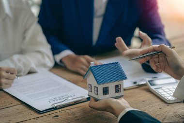Emlak acenteleri müşterilerine sözleşme onaylandıktan sonra ev ve arazi satın almak için sözleşmeye girmelerini tavsiye ediyor. Konut kredisi ve ev sigortası önerin..