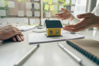 Emlak acenteleri müşterilerine sözleşme onaylandıktan sonra ev ve arazi satın almak için sözleşmeye girmelerini tavsiye ediyor. Konut kredisi ve ev sigortası önerin..