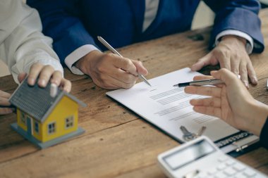 Emlak acenteleri müşterilerine sözleşme onaylandıktan sonra ev ve arazi satın almak için sözleşmeye girmelerini tavsiye ediyor. Konut kredisi ve ev sigortası önerin..