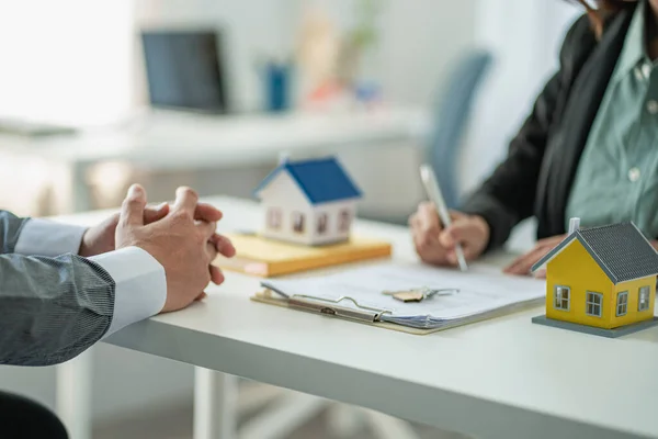 Real estate agents advise clients to enter into contracts to purchase houses and land after the contract is approved. Offer a mortgage loan with home insurance ideas.
