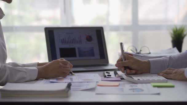 Businessmen Men Women Look Financial Analysis Charts Work Office Documents — Vídeo de Stock