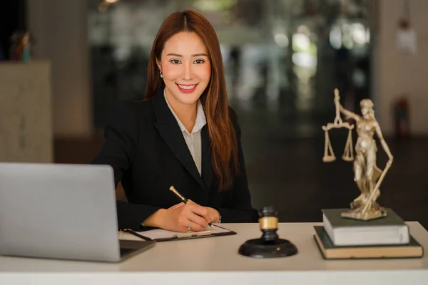 Beautiful Asian Woman Lawyer Sits Her Desk Looks Camera Taking — Stock Photo, Image