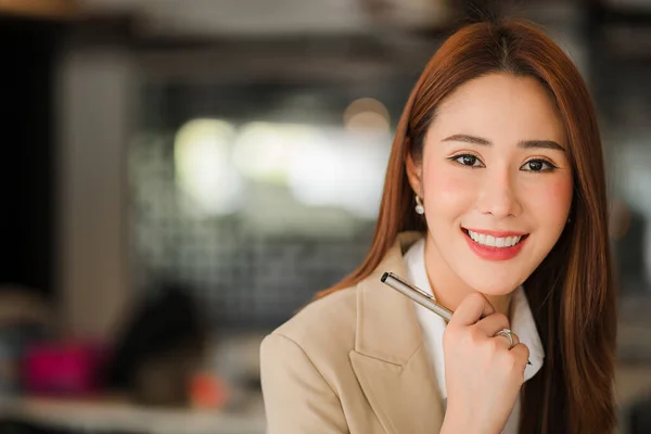 Professional Intelligent Asian Businesswoman Female Financial Analyst Working Her Financial — Foto Stock