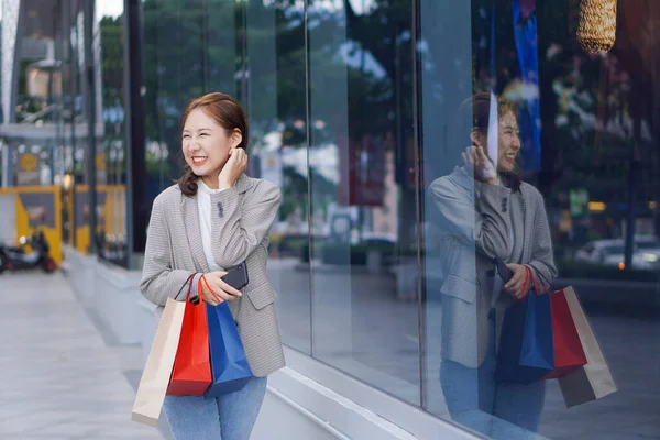 Smiling Asian Woman Colored Shopping Bags Shopping Mall Background Looking — 스톡 사진