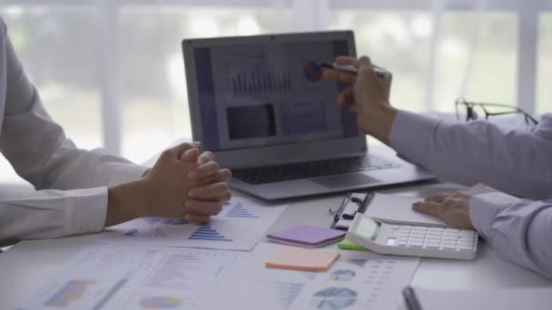 Two Young Businessmen Graph Pointing Meeting Laptop Analyzing Data Old — Vídeo de Stock