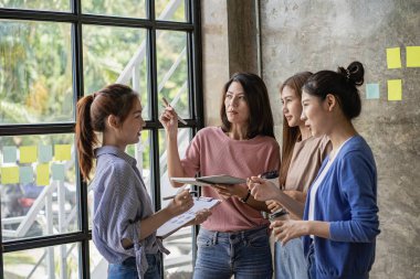Asya Gençlik Takımı Girişim Fikirleri konferans odasında bir grup başarılı iş adamı: Genç girişimcilerin beyin fırtınası planlarıyla tanışın ve bir atölyede fikir alışverişinde bulunun.