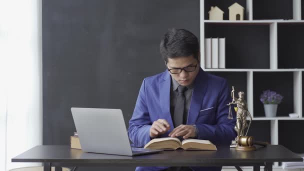 Asian Lawyer Reads Lawsuit Contract Documents Hammer Courtroom Table Concept — Vídeo de Stock