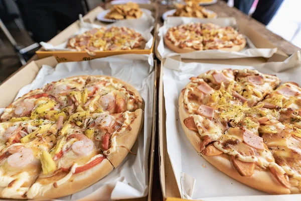 Group Male Female Colleagues Having Pizza Lunch Together Office Work — 스톡 사진