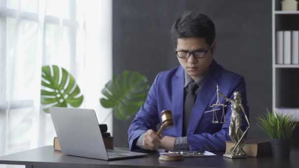 Ασιάτης Μεσήλικας Δικηγόρος Που Εργάζεται Έγγραφα Συμβάσεων Laptop Και Νομικών — Αρχείο Βίντεο