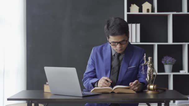 Азиатский Адвокат Среднего Возраста Работает Над Документами Ноутбукам Юридическим Контрактам — стоковое видео