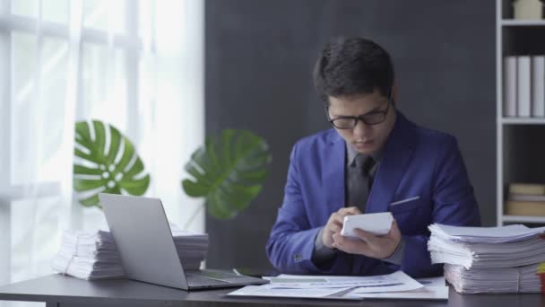 Asian Businessman Focused Reviewing Financial Documents Working Paperwork Office Employee — Vídeo de Stock