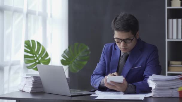 Азиатский Бизнесмен Сосредоточился Рассмотрении Финансовых Документов Работе Над Бумажной Работой — стоковое видео